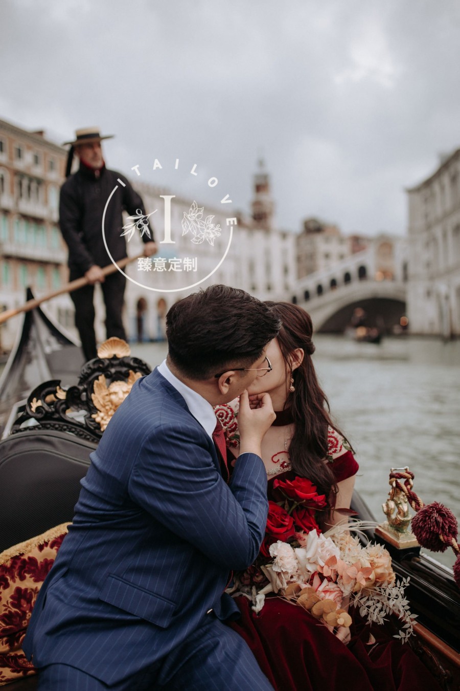 wedding in venice kiss on gondola itailovewedding